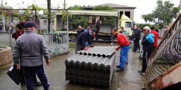 სამეგრელოში ქარისგან დაზიანებული სახლებისთვის გადასახური მასალის გადაცემა მიმდინარეობს