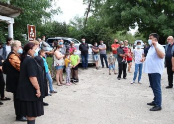 ზესტაფონის მერობის კანდიდატი ვასილ გველესიანი წინა საარჩევნო კამპანიის ფარგლებში, სოფელ როდინაულის, ცხენთაროსა და აჯამეთის მოსახლეობას შეხვდა