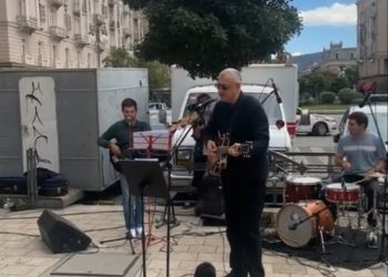 მამუკა ხაზარაძე მარჯანიშვილის მეტროსთან მღერის (ვიდეო)