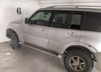 დავით ქაცარავას ავტომობილი გაუტეხეს (ფოტოები)