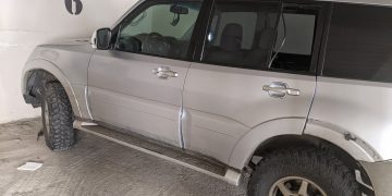 დავით ქაცარავას ავტომობილი გაუტეხეს (ფოტოები)