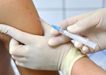 დიდი ბრიტანეთის ვაქცინაციისა და იმუნიზაციის კომიტეტი 12-15 წლის ჯანმრთელი ბავშვების ვაქცინაციას რეკომენდაციას არ უწევს