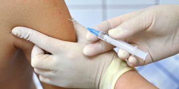 დიდი ბრიტანეთის ვაქცინაციისა და იმუნიზაციის კომიტეტი 12-15 წლის ჯანმრთელი ბავშვების ვაქცინაციას რეკომენდაციას არ უწევს