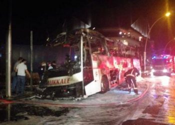 თურქეთში სამგზავრო ავტობუსი ბოძს დაეჯახა და დაიწვა