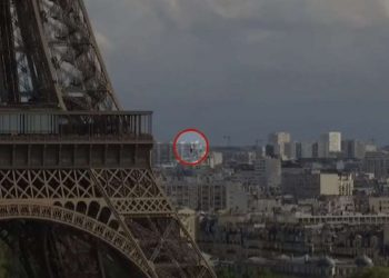 ბაგირზე მოსიარულემ ეიფელის კოშკსა და შენობას შორის ასობით მეტრი გაიარა (ვიდეო)