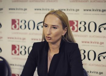 “წლინახევრის ბავშვს, ქეჩოთი რომ ათრევს იმიტომ რომ ეს ბავშვი ვარდების გამყიდველის შვილია და არა ჩინოვნიკის, თქვენ მელაპარაკებით რამეზე?” – ლიკა გამრეკელი