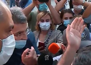 (ვიდეო) – “ნაძირალა ხარ, ეკლესიის და ქვეყნის მტერი…” “მეც იმერელი ვარ, არ ვარ ციდან ჩამოფრენილი” – დაპირისპირება ქუთაისში