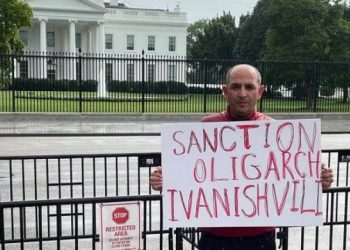 სანქციები ივანიშვილს – ერთი კაცის პროტესტი თეთრ სახლთან