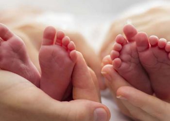 გარდაიცვალა ორი ჩვილი – “ტყუპი კოვიდდადებითი დაიბადა” – მათი დედა რამდენიმე კვირის წინ იმსხვერპლა კოვიდ-19-მა