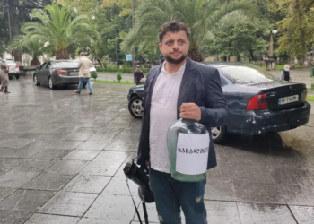 ნიკა ნარსიამ ქუთაისის მერიასთან მინის ბოცა მიიტანა და დაამსხვრია