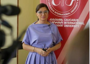 კო­რო­ნა­ვირუ­სის გა­და­ტა­ნი­დან ორ თვე­ში სის­ხლის და­ა­ვა­დე­ბა და­უდ­გინ­და და… – ვინ არის უნივერსიტეტის ლექტორი, რომელმაც ვირუსი გადაიტანა, მაგრამ მოულოდნელი სენი – ვერა