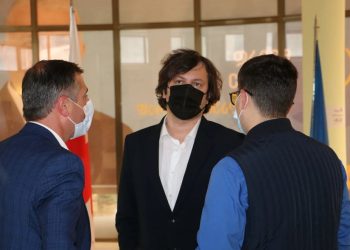 „ქართული ოცნების“ თავმჯდომარე, ირაკლი კობახიძე, აღმასრულებელი მდივანი, მამუკა მდინარაძე და რეგიონული მდივანი, დიმიტრი სამხარაძე ამბროლაურში რაჭა-ლეჩხუმსა და ქვემო სვანეთში მუნიციპალიტეტების მერობის კანდიდატებს და საარჩევნო შტაბების ხელმძღვანელებს შეხვდნენ