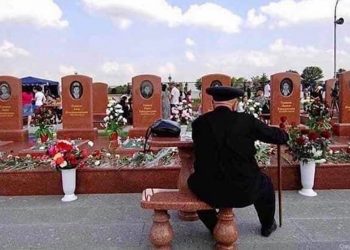 ბაბუა 6 შვილიშვილის საფლავთან – 17 წლის წინანდელი ტრაგედიის დეტალები