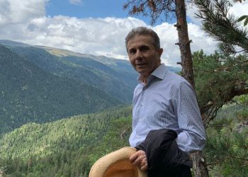 “ზის მდინარის სათავესთან ერთი კაცი და წამლავს წყალს…” – თამო კეშელავა