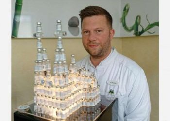 გერმანიაში ექიმმა კოვიდვაქცინის ცარიელი ამპულებით კიოლნის ტაძრის ასლი ააწყო