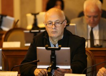 (ვიდეო) – “გამწირეთ და მტრის საჯიჯნგნად გამიმეტეთ” – ერეკლე კუხიანიძე საკრებულოს
