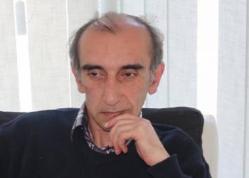 “რად უნდა სააკაშვილის დაჭერას რია რია? ტრაპთან დახვდება სამი პოლიციელი, ერთი უფლებებს წაუკითხავს, მეორე ბორკილებს დაადებს და მესამე ხელმკლავს გამოსდებს” – გაბრიჭიძე