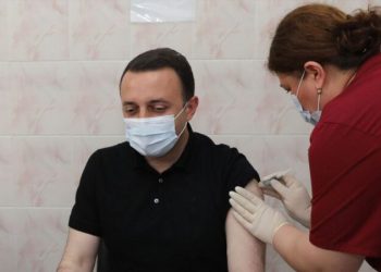 პრემიერი “ფაიზერი”-ს ვაქცინის მეორე დოზით აიცრა