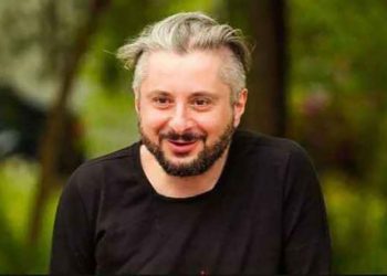 (ვიდეო) – “ავოეეეე! უკრავენ და მღერიან ლურჯფორმიანი კანდიდატები, სტოსი მიყავს აფონია ღარიბაშვილს!” – გვარამია