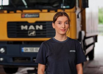 სიფრიფანა გოგო ავტოსამყაროდან