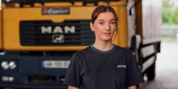 სიფრიფანა გოგო ავტოსამყაროდან