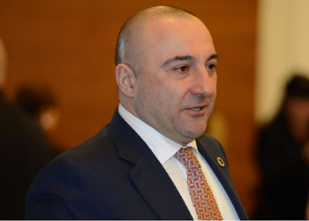 (ვიდეო) – “ოცნების” მაჟორიტარი კანდიდატის შვილმა დანა ამოიღო და ორი ადამიანი მძიმედ დაჭრა” – ოქრიაშვილი