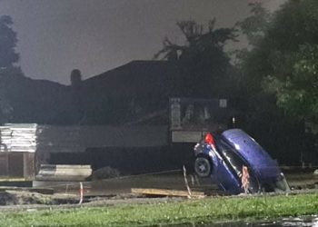 ქუთაისში გადათხრილ გზაზე მანქანა ორმოში ჩავარდა