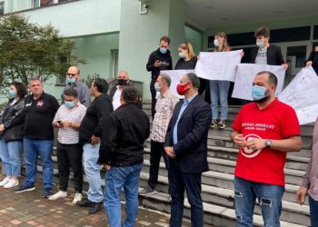 ოპოზიციის წარმომადგენლები ბათუმში, სუს-თან ფონენდოსკოპით მივიდნენ და პერფორმანსი გამართეს