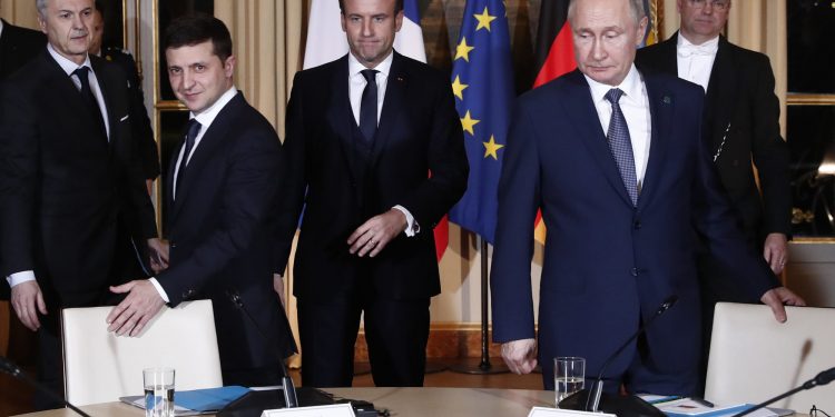 epa08057623 French President Emmanuel Macron (back), Russian President Vladimir Putin (R) and Ukrainian President Volodymyr Zelensky (L) arrive for a work session meeting during a summit on Ukraine at the Elysee Palace in Paris, France, 09 December 2019. German Chancellor Merkel, French President Macron, Ukrainian President Zelensky and Russian President Putin took part in the summit.  EPA-EFE/IAN LANGSDON / POOL