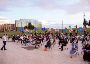 რევაზ სოხაძე სამგორის რაიონში მაცხოვრებელ იძულებით გადაადგილებულ პირებს შეხვდა