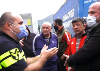 ინციდენტი თბილისი-გუდაურის გზაზე – მძღოლები და პოლიციას დაუპირისპირდნენ