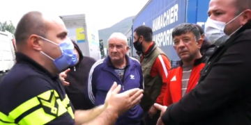 ინციდენტი თბილისი-გუდაურის გზაზე – მძღოლები და პოლიციას დაუპირისპირდნენ