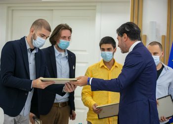 კახა კალაძემ ფანასკერტელ-ციციშვილის ქუჩაზე არსებული სკვერის რეაბილიტაციის პროექტის ავტორებს მადლობის სიგელები გადასცა