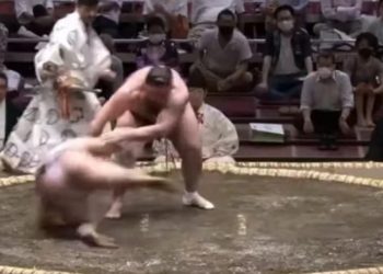 ტოჩინოშინმა საშემოდგომო სუპერტურნირი, აკი ბაშო მოგებით დაიწყო (ვიდეო)