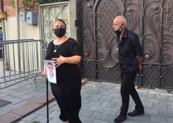 ფოტო – როგორ ელოდებოდნენ თორნიკე მერებაშვილის მშობლები პრემიერს