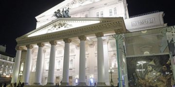 მოსკოვის დიდ თეატრში მსახიობი სასცენო დეკორაციამ იმსხვერპლა