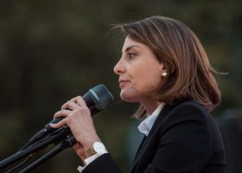 ქუთაისში მუნიციპალიტეტის თანამშრომლებს ძალდატანებით ცოცხები დაურიგეს და დააყენეს გზაზე – დეკანოიძე