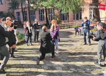 საარჩევნო უბანთან ჟურნალისტმა შეყვარებულს ხელი სთხოვა (ვიდეო)