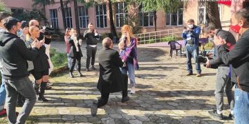 საარჩევნო უბანთან ჟურნალისტმა შეყვარებულს ხელი სთხოვა (ვიდეო)