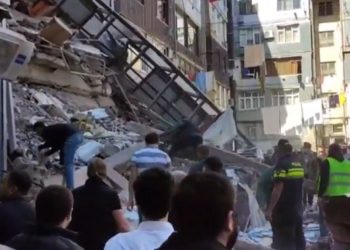 ბათუმში, ნანგრევებში მოყოლილი მანქანიდან მცირეწლოვანი ბავშვი ამოიყვანეს