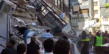 ბათუმში, ნანგრევებში მოყოლილი მანქანიდან მცირეწლოვანი ბავშვი ამოიყვანეს