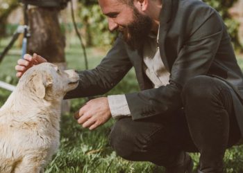 “სრულიად მიუღებელია ოკუპანტ ქვეყანაში ცეკვა და მღერა, ქვეყანაში, რომელმაც მოკლა და დღესაც კლავს საქართველოს მოქალაქეებს” – მებო ნუცუბიძის პასუხი რუსულ არხს