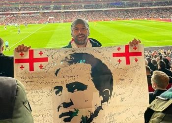 არსენალი-ასტონ ვილას თამაშზე მიშას ბანერი გაიშალა