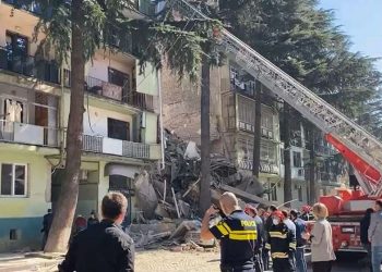 ბათუმში, ჩამონგრეული კორპუსიდან მაშველებს მოქალაქეები გამოჰყავთ