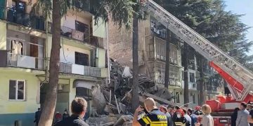 ბათუმში, ჩამონგრეული კორპუსიდან მაშველებს მოქალაქეები გამოჰყავთ