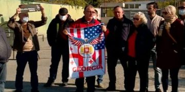 “მიშას მოწოდების შემდეგ ჩამოვედით და ვრჩებით არჩევნებამდე” – რუსთავის ციხესთან აშშ-დან ჩამოსული ემიგრანტები მივიდნენ