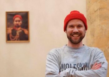 პეტერბურგელმა კაცმა ერმიტაჟში საკუთარი პორტრეტი ჩამოკიდა