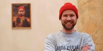 პეტერბურგელმა კაცმა ერმიტაჟში საკუთარი პორტრეტი ჩამოკიდა