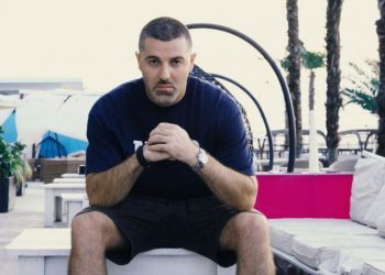 ლექს სენი მიხეილ სააკაშვილზე: ერს თვითგადარჩენის ერთი ადგილი აღარ აქვს და კაცმა თავის თავზე აიღო, თავის გაწირვასავით გამოსდის! მაგალითია გმირობის“