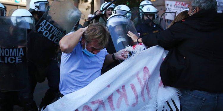 epa09509548 Policemen disperse teachers protesting near the Greek parliament during a rally organized by teachers' unions in central Athens, Gr?eece, 06 October 2021. Teachers of public schools protest over the mandatory evaluation of teaching staff decided by the greek Education Ministry.  EPA-EFE/ORESTIS PANAGIOTOU